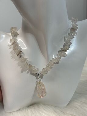 Source Unknown Clear Crystal Chip Necklace with Pendant - White/Cream